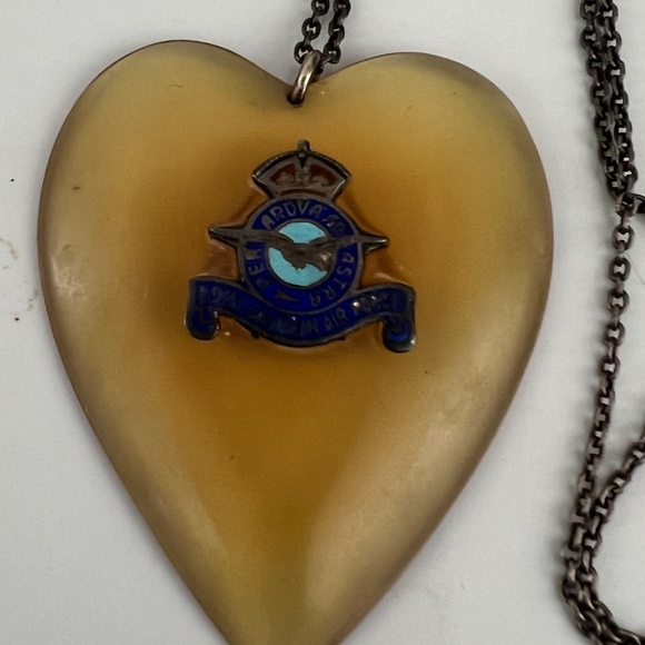 Vintage WWII Royal Canadian Air Force Pilot Lucite Sweetheart Heart Pendant 40's - Picture 3 of 9